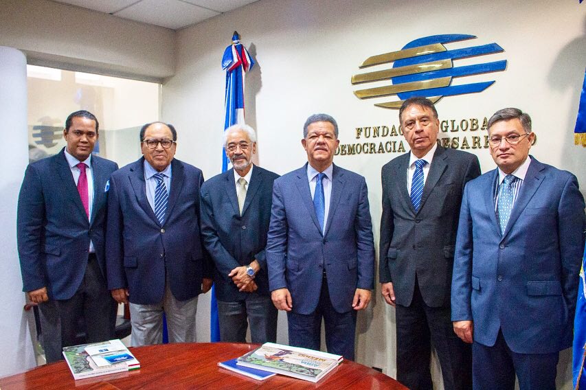 los representantes de las entidades luego de la firma