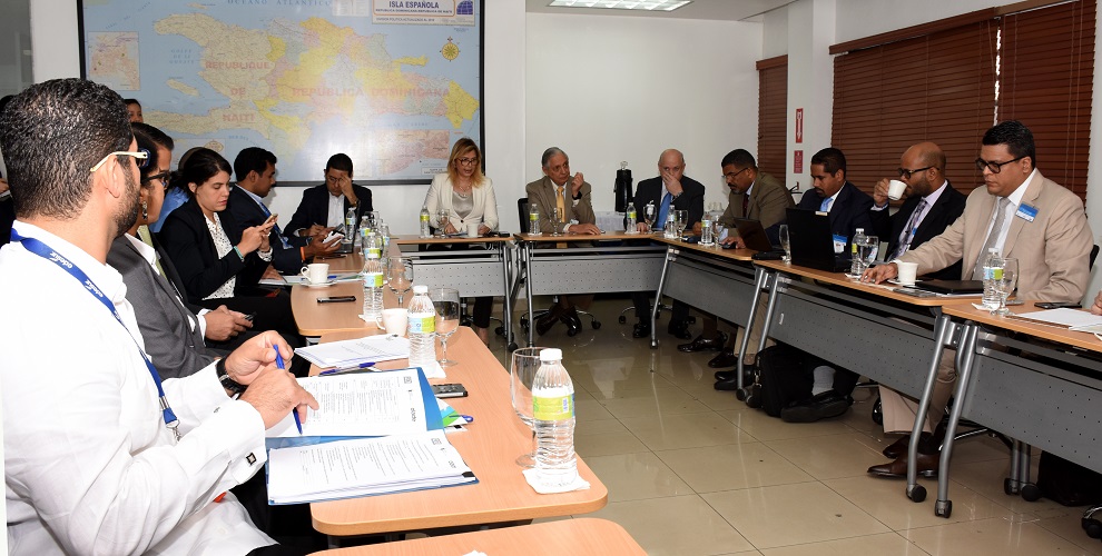 los viceministros del mem petrouschka muñoz y ernesto vilalta participan en el taller para la creación del foreeca