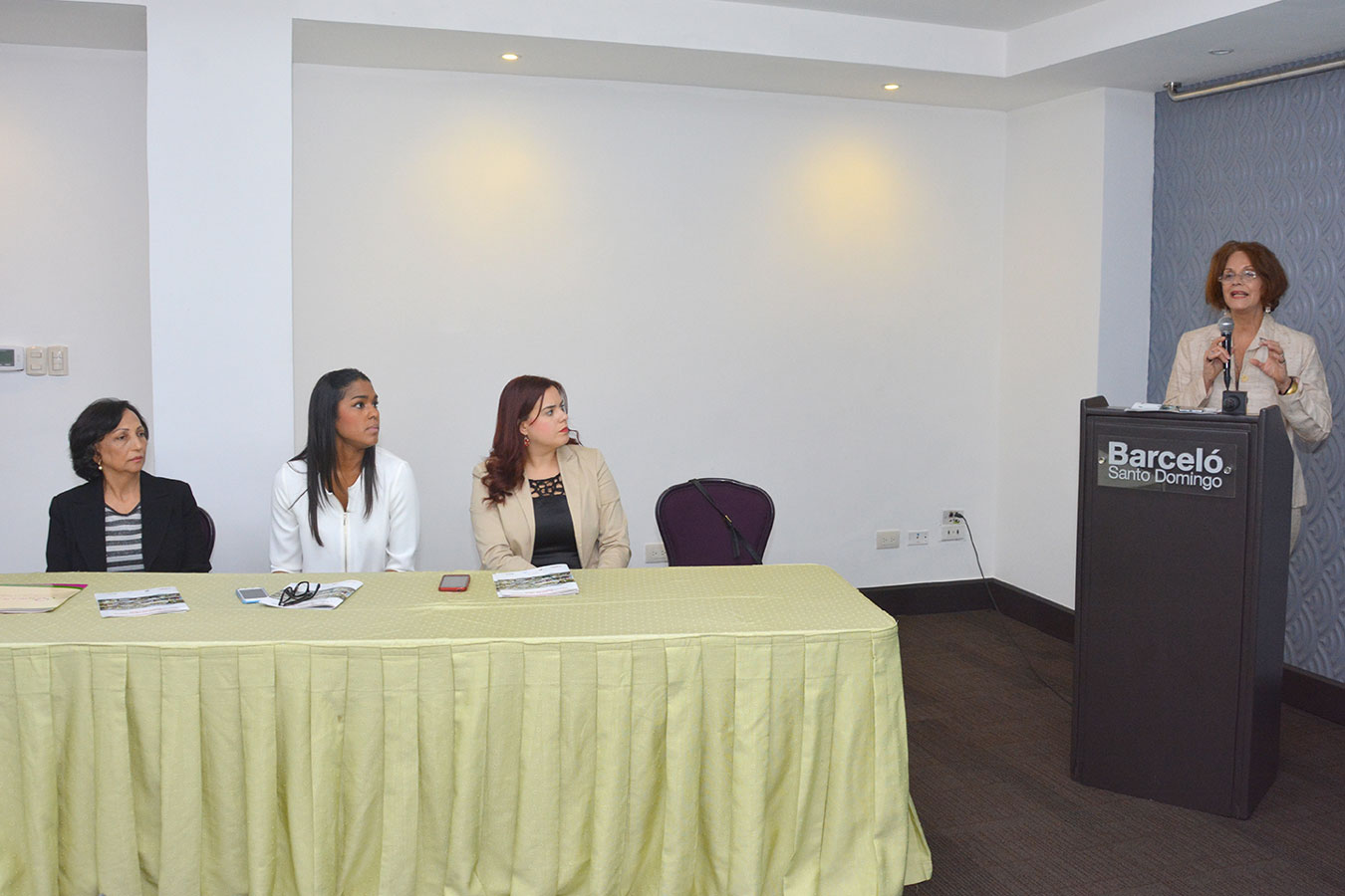 Lourdes Contreras destacó la importancia de la mujer en la sociedad.