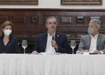 El presidente, Luis Abinader, durante la conferencia de prensa en Santiago en la que habló sobre la construcción de la autopista Santiago-Puerto Plata, denominada como la autopista del ámbar. | Fuente externa.