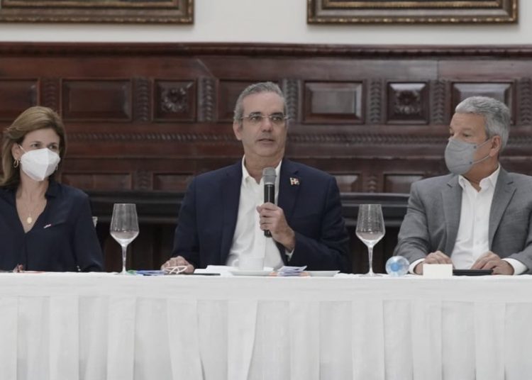 El presidente, Luis Abinader, durante la conferencia de prensa en Santiago en la que habló sobre la construcción de la autopista Santiago-Puerto Plata, denominada como la autopista del ámbar. | Fuente externa.