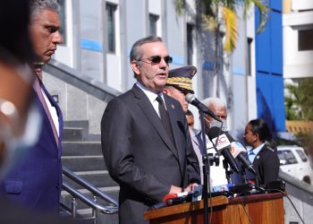 El presidente Luis Abinader durante la rueda de prensa en la que dio a conocer la información este jueves, frente al Palacio de la Policía Nacional. | Fuente externa.