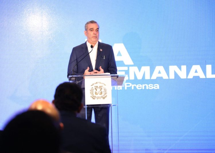 Luis Abinader, presidente de República Dominicana, condenó ataque avión que aterrizaría en Haití. - Fuente externa.
