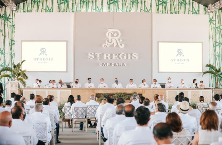 El presidente Luis Abinader encabeza la mesa de la ceremonia que da inicio a la construcción del complejo hotelero St. Regis Cap Cana Resorts & Residences. | Fuente externa.
