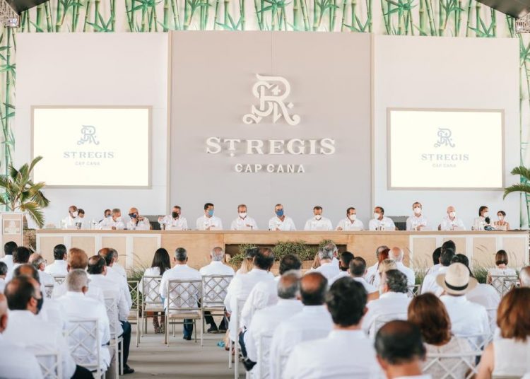 El presidente Luis Abinader encabeza la mesa de la ceremonia que da inicio a la construcción del complejo hotelero St. Regis Cap Cana Resorts & Residences. | Fuente externa.
