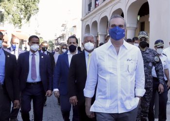 El presidente Luis Abinader, acompañado de otras autoridades, durante su recorrido por las calles de la Ciudad Colonial, donde anunció la puesta en marcha de su remozamiento. | Fuente externa.