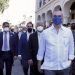 El presidente Luis Abinader, acompañado de otras autoridades, durante su recorrido por las calles de la Ciudad Colonial, donde anunció la puesta en marcha de su remozamiento. | Fuente externa.