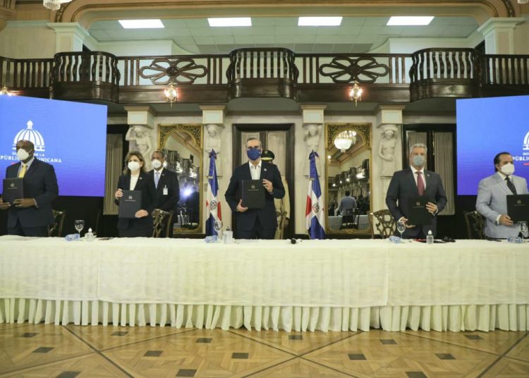Luis Abinader durante la firma del pacto eléctrico. | Fuente externa.