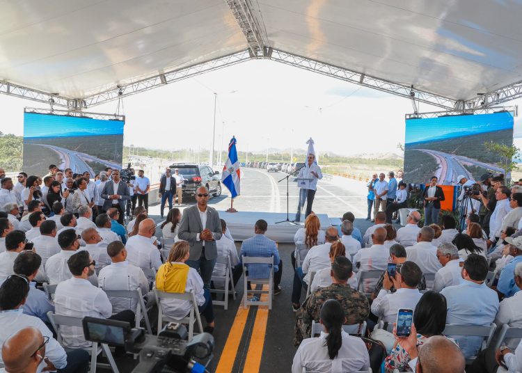El presidente Luis Abinader durante la inauguración de la Circunvalación de Azua.
