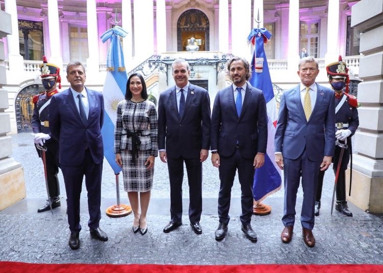 El Presidente 
Luis Abinader
 participó en una reunión de negocios con empresarios argentinos para la promoción del comercio e inversiones, bajo la coordinación del Ministro de Relaciones Exteriores de Argentina, 
Santiago Cafiero. | Fuente externa.