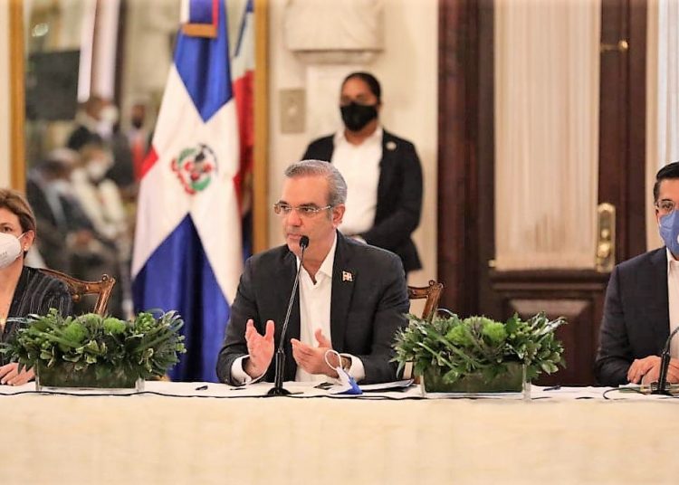 El presidente Luis Abinader y a su izquierda el ministro de Turismo, David Collado, durante la presentación del Plan de Desarrollo Responsable del Turismo. | Vive Dominicana.