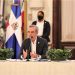 El presidente Luis Abinader y a su izquierda el ministro de Turismo, David Collado, durante la presentación del Plan de Desarrollo Responsable del Turismo. | Vive Dominicana.