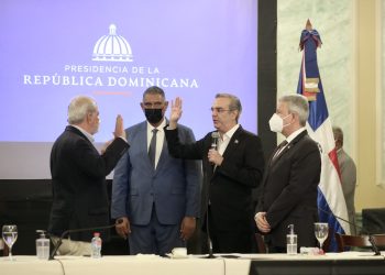 El presidente Luis Abinader juramentó a José Vila Del Castillo, experto en materia de seguridad, como Comisionado Ejecutivo para la implementación de estrategias y políticas en la transformación y profesionalización de la Policía Nacional. | Fuente externa.