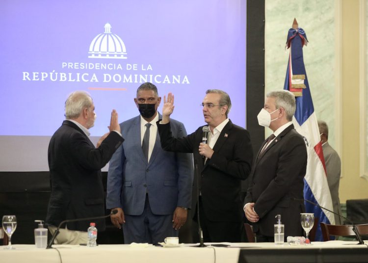 El presidente Luis Abinader juramentó a José Vila Del Castillo, experto en materia de seguridad, como Comisionado Ejecutivo para la implementación de estrategias y políticas en la transformación y profesionalización de la Policía Nacional. | Fuente externa.