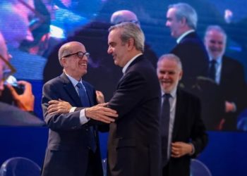 El presidente de la República, Luis Abinader, junto al vicepresidente ejecutivo del Cnccmc, Max Puig.