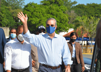 Luis Abinader durante su recorrido a las inmediaciones del río Ozama. | Lésther Álvarez.