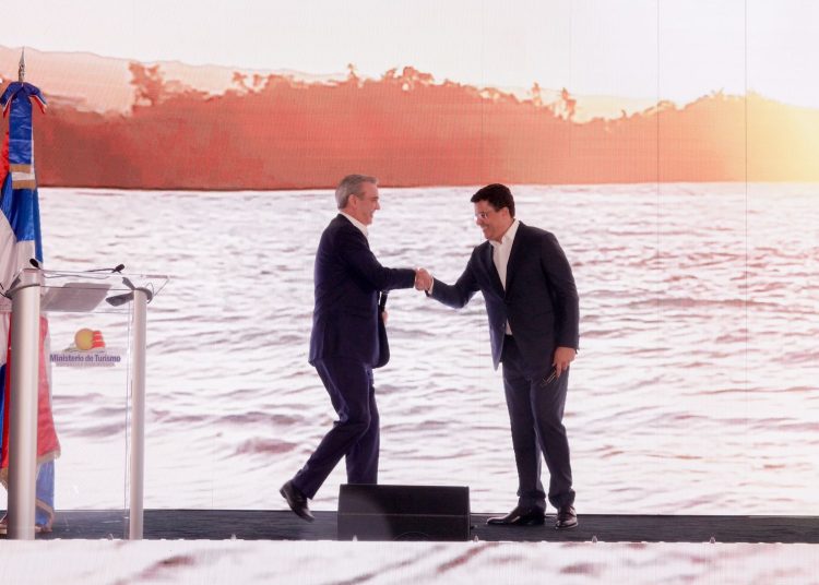 Luis Abinader y David Collado durante la presentación de República Dominicana como destino turístico.