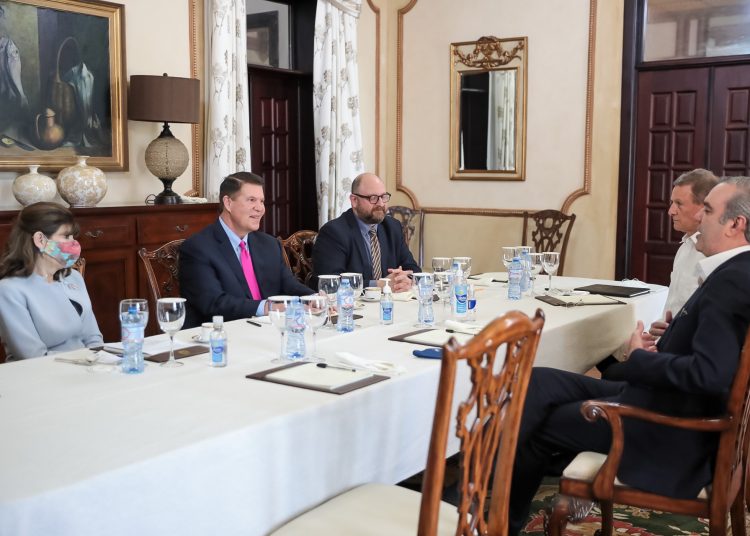 El presidente Luis Abinader y el canciller Roberto Álvarez, se reunieron este martes con el Subsecretario de Estado de Crecimiento Económico, Energía y Medio Ambiente, Keith Krach, para conversar sobre  
retos y oportunidades que tiene el país en las áreas de desarrollo económico. | Fuente externa.