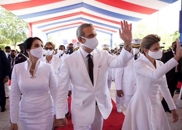 Luis-Abinader llegando al congreso.