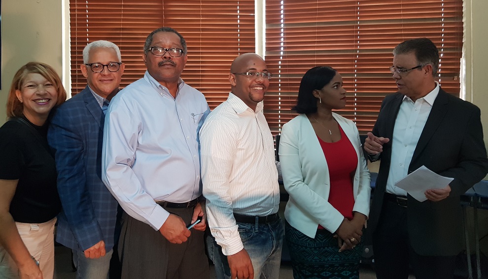 luis josé chávez y millizen uribe junto a otros periodistas en fila para votar