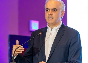 De Camps llamó a fortalecer la vinculación entre el sector educativo y las empresas.