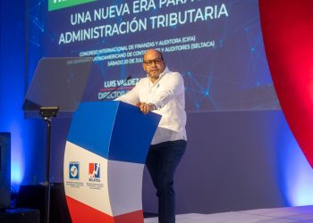 Explicó que la ley 32-23 establece que los grandes contribuyentes deben ser facturadores electrónicos, y el 96% de estos ya han cumplido con la normativa.