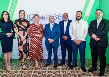 Luis Valdez Veras, Director General de la DGII, y Carlos Reyes, gerente de Comunicación Estratégica, junto a los talentos del programa de televisión. | Fuente externa.