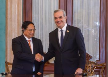 El primer acuerdo fue firmado por el ministro de Relaciones Exteriores, Roberto Álvarez y el ministro de Planificación e Inversión de Vietnam, Nguyen Chi Dung. Mientras que el segundo lo rubricaron, el canciller Roberto Álvarez y el viceministro de Relaciones Exteriores de Vietnam, Pham Thanh Binh.