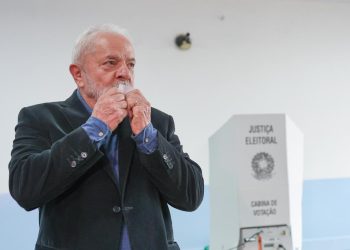 Luiz Inácio Lula da Silva tras emitir su voto durante las elecciones  presidenciales que se realizan este domingo en Brasil. | Fuente externa.