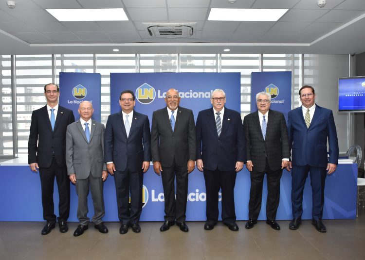 Carlos F. Reyes Martínez, Osvaldo D. González González, Gustavo Zuluaga Alam, Francisco Melo Chalas, Juan Pérez, Julio Curiel, y Mario Gamundi, miembros de la Junta de Directores de la Asociación La Nacional de Ahorros y Préstamos. | Fuente externa.