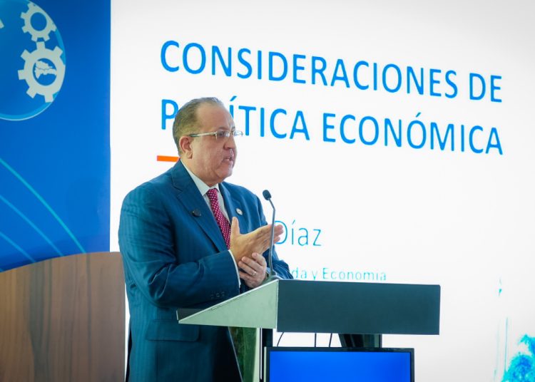 Díaz reiteró que las reformas  que requiere RD deben apuntar no solo a mejorar la recaudación, sino también corregir distorsiones.