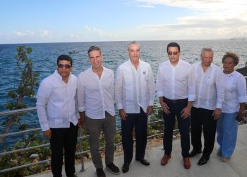 La intervención del malecón incluyó áreas recreativas, ciclovías, estacionamientos y espacios de esparcimiento frente al mar.