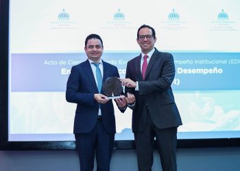 El reconocimiento fue entregado por el titular del MAP, Sigmund Freund, al viceministro del Tesoro, Derby De Los Santos.