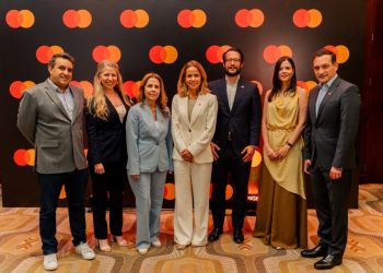 Ejecutivos y expertos del sector financiero durante la apertura de Mastercard Day en República Dominicana, donde se discutieron tendencias del comercio digital.