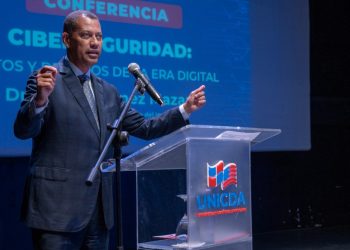 Gómez Mazara resaltó la necesidad de fortalecer la educación digital y la ciberseguridad para preparar al país frente a los desafíos tecnológicos actuales.