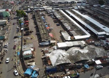 La jornada en cada uno de estos mercados comienza con una “caravana” de vehículos de carga que llegan desde las distintas regiones del país con alimentos.