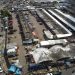 La jornada en cada uno de estos mercados comienza con una “caravana” de vehículos de carga que llegan desde las distintas regiones del país con alimentos.