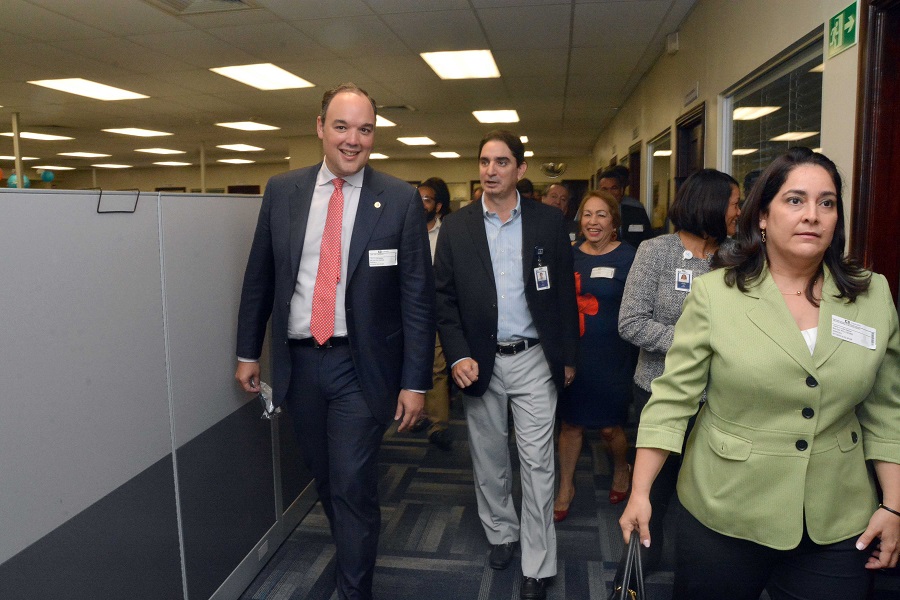 José del Castillo Saviñón junto con Guillermo Angarita en un recorrido por la Zona Franca San Isidro.