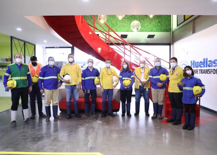 Ito Bisonó junto a representantes de MICM y Gerdau Metaldom.
