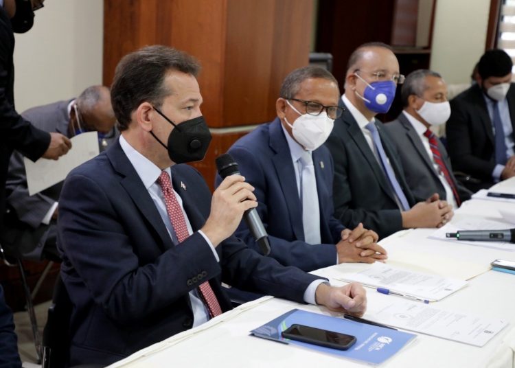 Ito Bisonó durante la motivación de la aprobación del anteproyecto, junto a los diputados Darío Zapata y Pedro Martínez; Ulises Rodríguez, director de Proindustria, y el viceministro del MICM, Carlos Flaquer.