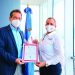 Víctor -Ito- Bisonó entrega certificación a Ysura Estévez.