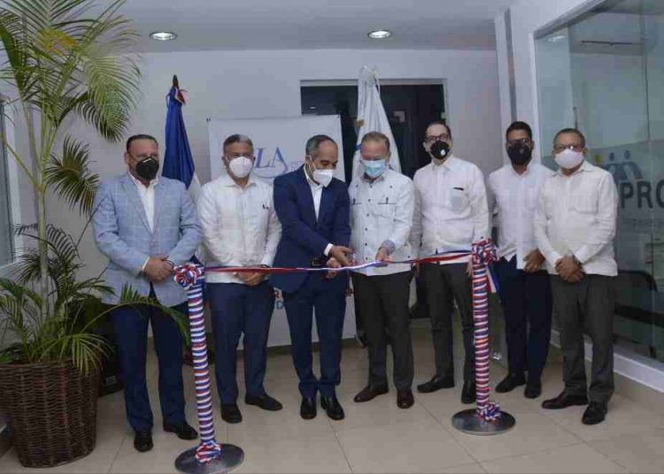 El rector del ITLA, José Armando Tavárez, procede al corte de cinta para dejar inaugurado el Centro Mipymes para la Transformación Digital ITLA, en Santiago de los Caballeros; le acompanan Ignacio Mendez, viceministro de Fomento a las Mipymes, y otras personas ligadas al sector.