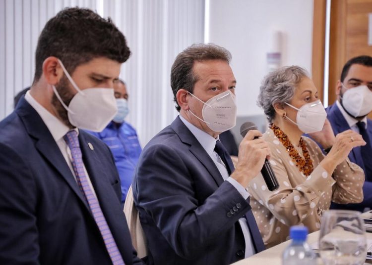 Ito Bisonó y funcionarios del MICM, durante un encuentro con directores y ejecutivos de medios de comunicación.