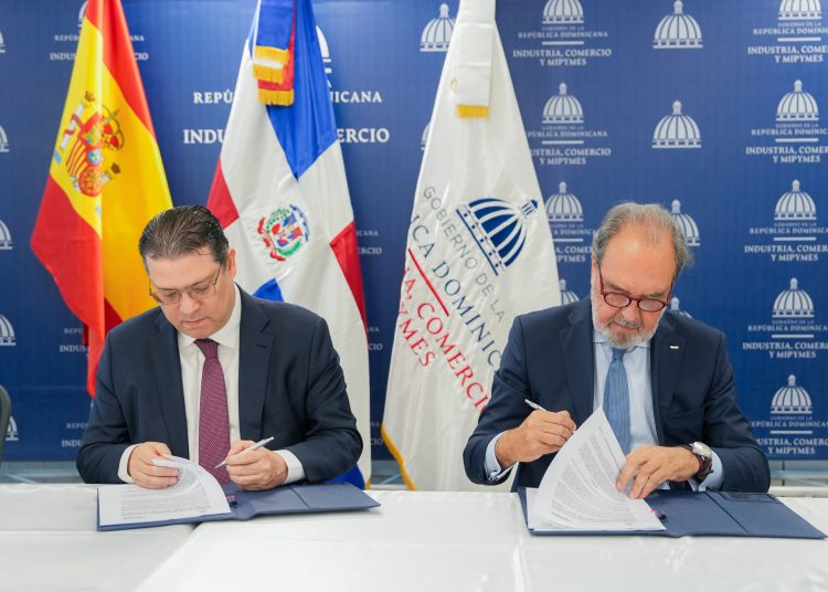 El MICM y el Banco Sabadell firmaron un acuerdo para impulsar la inversión extranjera en República Dominicana.
