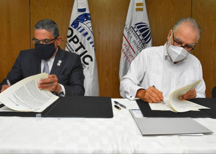 MIGUEL-CEARA-HATTON-FIRMA-DE-ACUERDO-INSTERISNTITUCIONAL-CON-LA-OPTIC