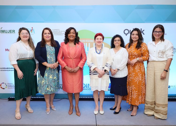 Amanda Arroyo Cabeza, Dina Nuñez, Amarilys Duran, Issa Argueta, Guadalupe Castro, Katia Montenegro y Lauru Linares.