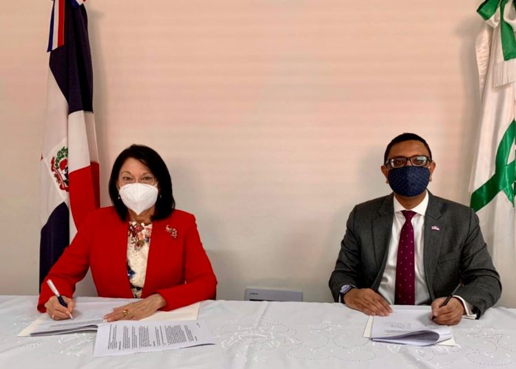 Rosa Rita Álvarez, directora ejecutiva de Mujeres en Desarrollo Dominicana (MUDE), y Mockbul Ali OBE, embajador extraordinario y plenipotenciario del Reino Unido.