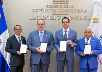 Magín Díaz, Sigmund Freund, Geraldo Espinosa y Luis Delgado firman resolución conjunta que establece lineamientos para puesta en operación de la disposición.