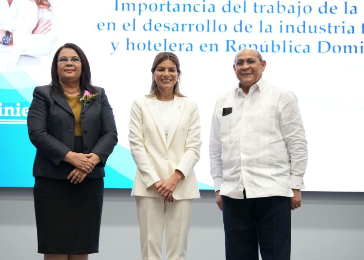Maira Morla, Paola Rainieri y Rafael Santos Badía, en la charla sobre el Impacto del trabajo de la mujer en el sector turismo de RD.