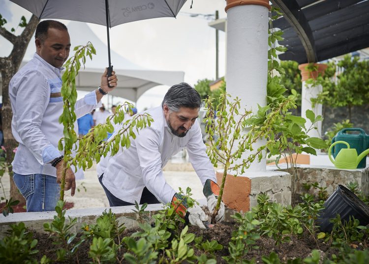 Manolito Ramírez, alcalde de Verón Punta Cana, y Oscar San Martín, gerente general de CEPM.